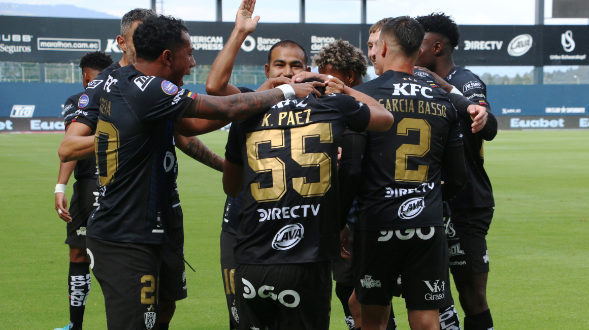 Los jugadores de Independiente del Valle felicitan a Kendry Páez por su golazo ante Gualaceo, el 8 de octubre de 2023.