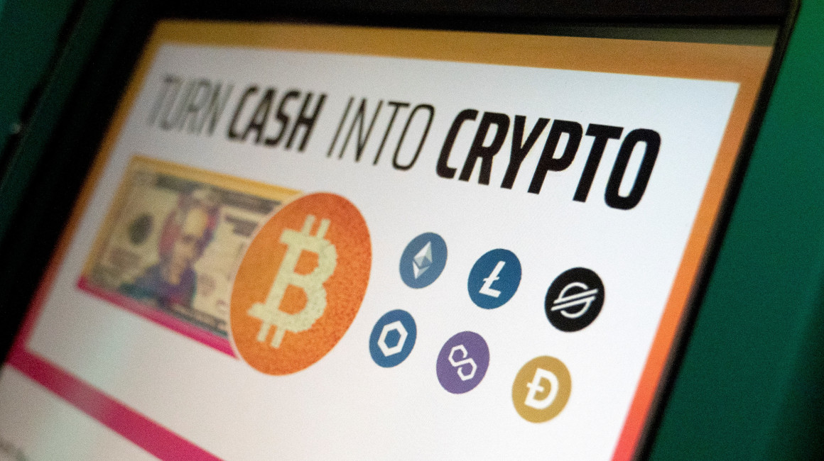 El logo de la criptomoneda Bitcoin en una máquina para retirar dinero en Washington, Estados Unidos, el 19 de enero de 2023.