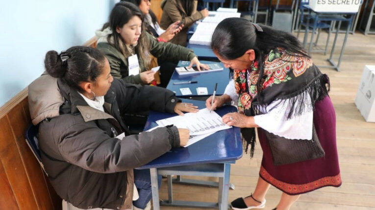 Una mujer vota en el simulacro de las elecciones para la segunda vuelta, el 1 de octubre de 2023.