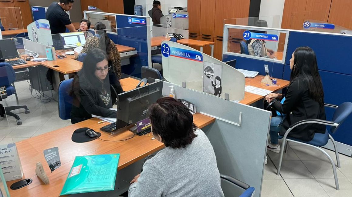 Ciudadanos realizan trámites en las oficinas del Servicio de Rentas Internas en Cuenca, el 15 de septiembre de 2023.