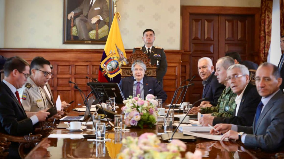 El presidente Guillermo Lasso dirige la reunión del Gabinete de Seguridad que se reúne este 10 de octubre de 2023 en el Palacio de Carondelet.