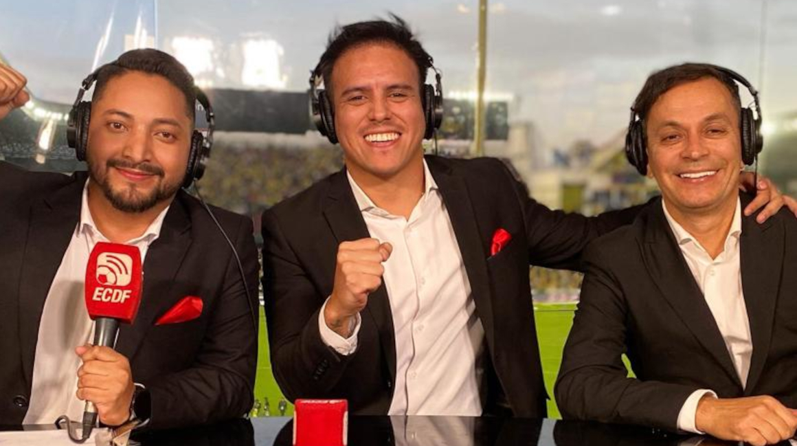 Robalino (i), junto a Germán Gallardo (c) y Roberto Bonafont, durante una transmisión de El Canal del Fútbol.
