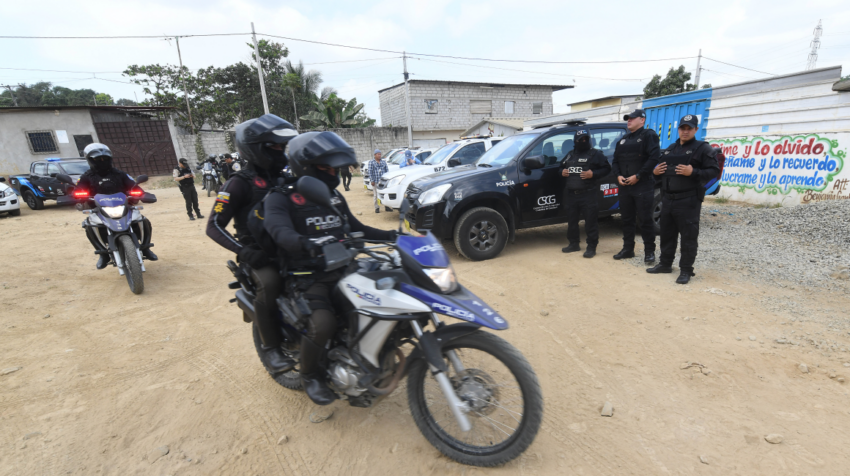 Policías motorizados participan de trabajos interinstitucionales para dotar de seguridad a planteles educativos de Nueva Prosperina, al noroeste de Guayaquil.  