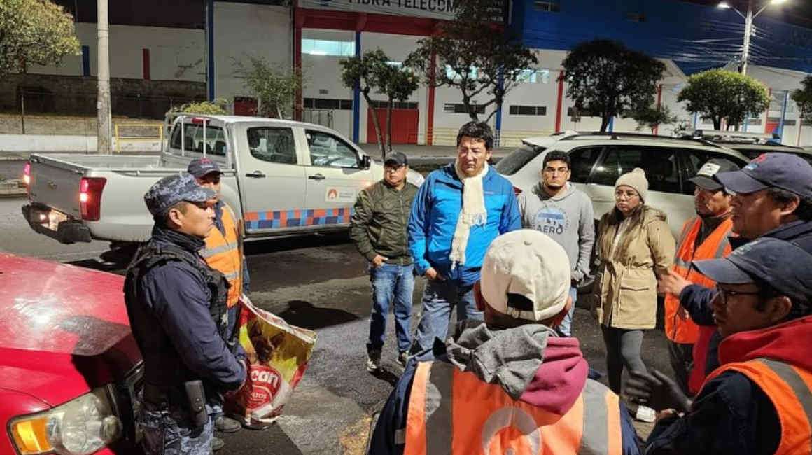 El alcalde de Riobamba, Jhon Vinueza, se reunió con trabajadores del área de limpieza del Municipio.