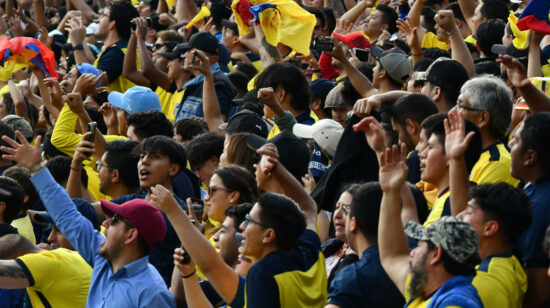 Hinchas ecuatorianos alentando a la Selección en el partido ante Uruguay el 12 de septiembre de 2023.