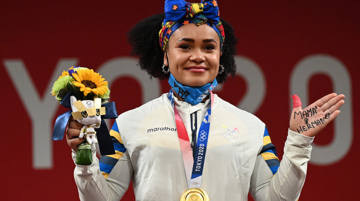 Neisi Dajomes posa junto con su medalla dorada en los Juegos Olímpicos de Tokio 2020, el pasado 1 de agosto de 2021.