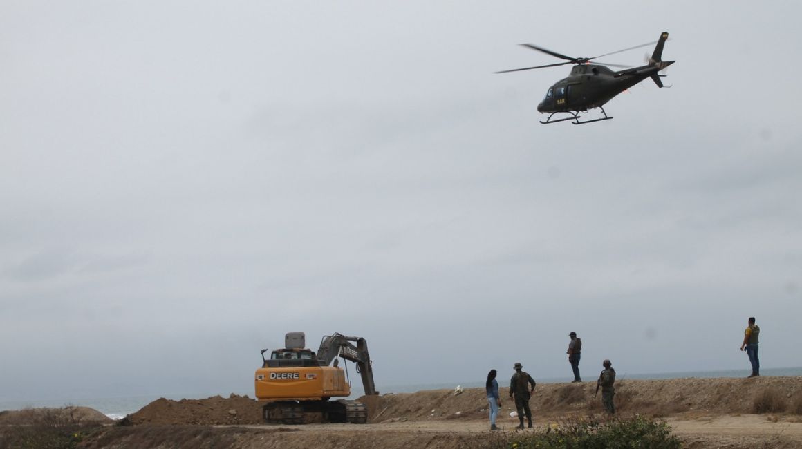 Personal militar en una de las pistas clandestinas halladas en Manabí, en octubre de 2023.