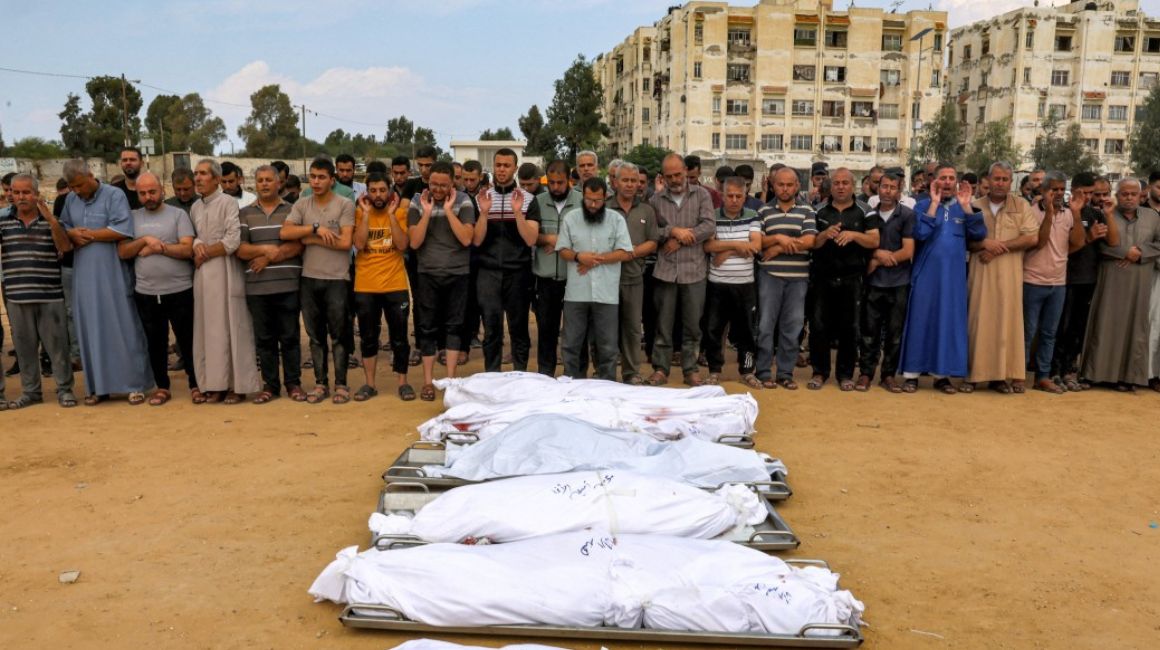 rezan ante los cuerpos de una familia palestina muerta en un ataque aéreo israelí antes de su entierro en un cementerio en Khan Yunis, en el sur de la Franja de Gaza, el 11 de octubre de 2023.