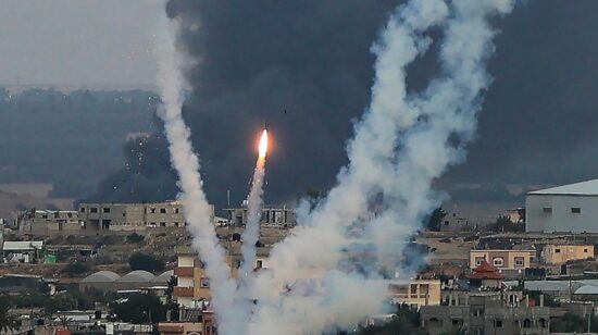 Militantes palestinos disparan cohetes hacia Israel desde Rafah, en el sur de la Franja de Gaza, el 11 de octubre de 2023.