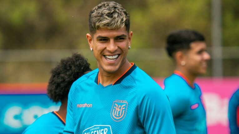 Piero Hincapié sonríe durante un entrenamiento en la Casa de la Selección en Quito, el 11 de octubre de 2023.