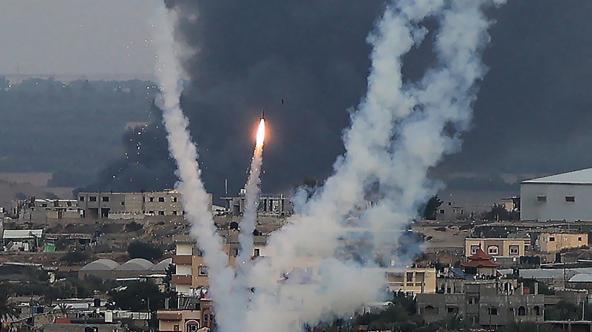 Militantes palestinos disparan cohetes hacia Israel desde Rafah, al sur de la Franja de Gaza, el 11 de octubre de 2023.