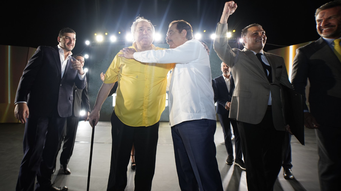 Abdalá Bucaram y Jaime Nebot se abrazan, en el estadio Banco Pichincha, el 11 de octubre de 2023.