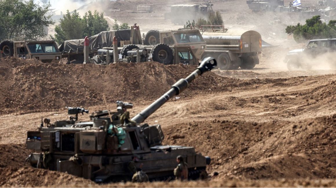 Equipos militares de Israel desplegados cerca de la frontera con Gaza, en el sur de Israel, el 12 de octubre de 2023.