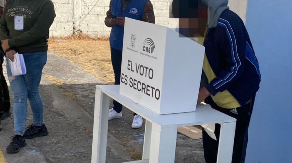 Internos de la cárcel de Cañar votaron en la segunda vuelta presidencial, el 12 de octubre de 2023.