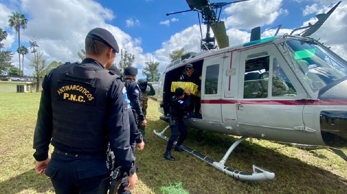 Policías de Guatemala llevaron en helicóptero las evidencias de cocaína incautada.