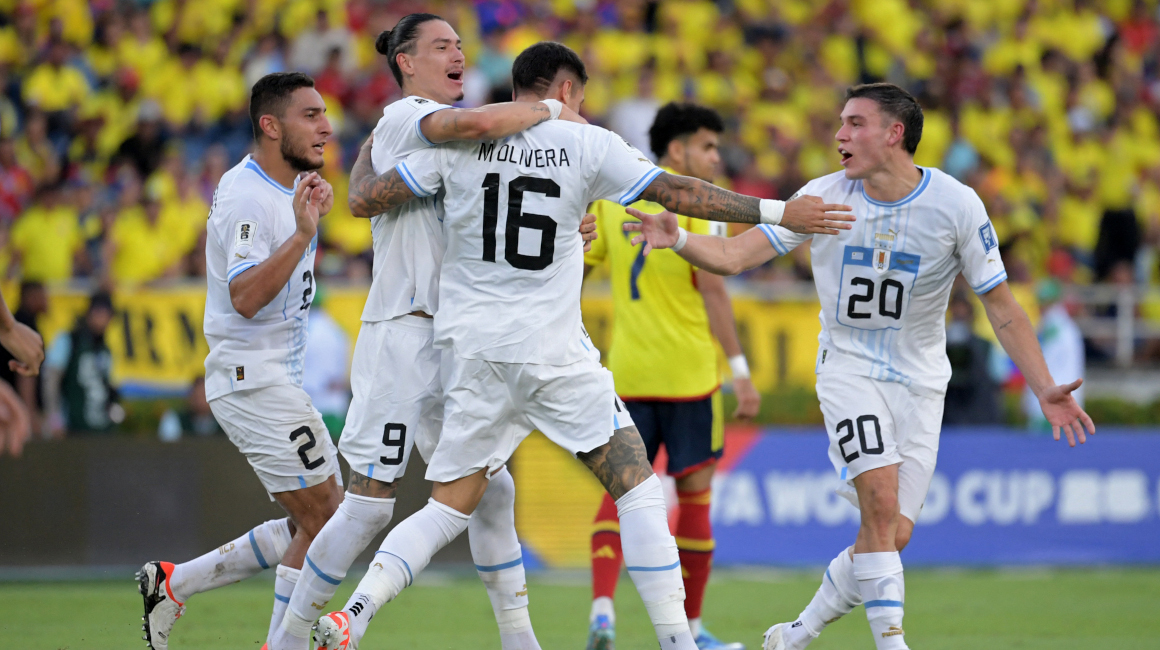 Mathias Olivera y sus compañeros festejan el gol de Uruguay ante Colombia, el 12 de octubre de 2023.