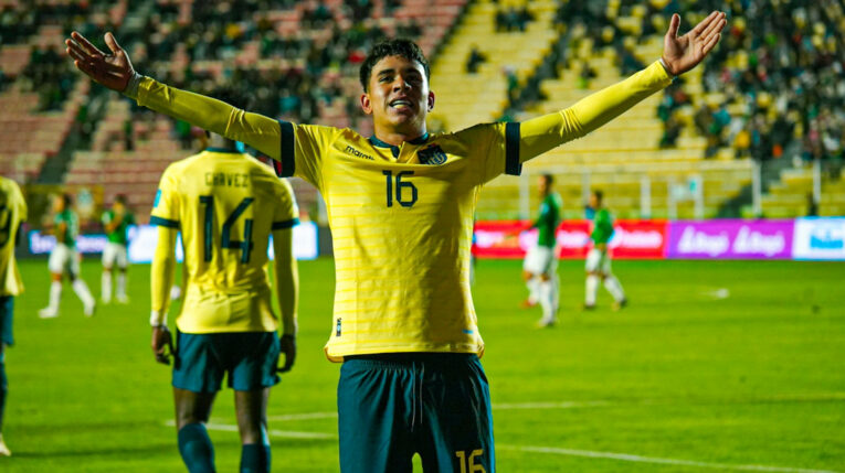 Kendry Páez festeja su gol ante Bolivia, en La Paz, el 12 de octubre de 2023.