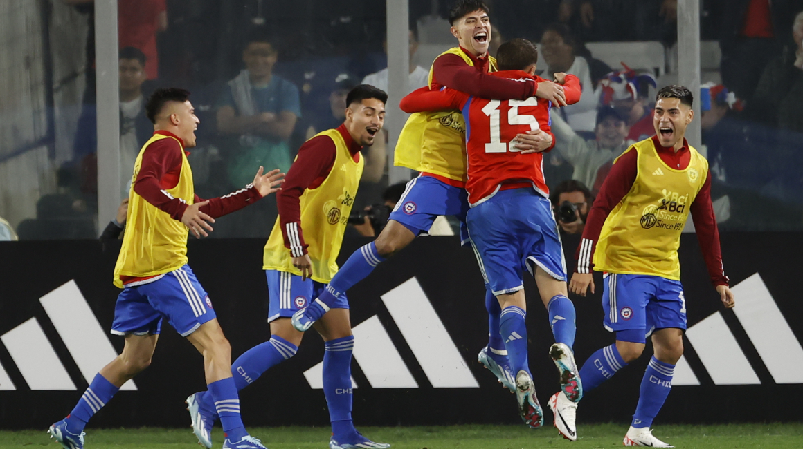 Los jugadores de Chile festejan uno de los goles ante Perú, en Santiago, el 12 de octubre de 2023.