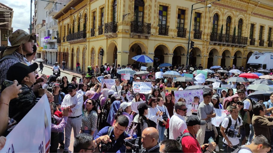 Estudiantes y autoridades de la Universidad de Cuenca marcharon hasta la Gobernación del Azuay este 13 de octubre de 2023 por la desaparición de una estudiante.