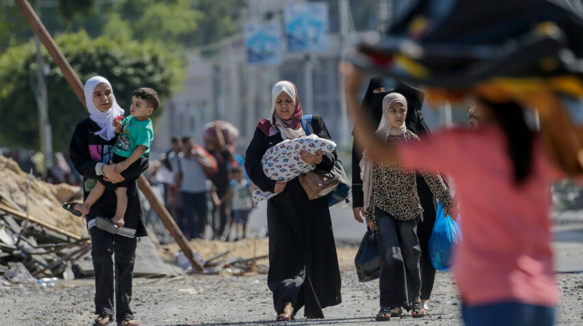 Mujeres palestinas huyen del norte de Gaza tras el aviso del ejército de Israel, el 13 de octubre de 2023.
