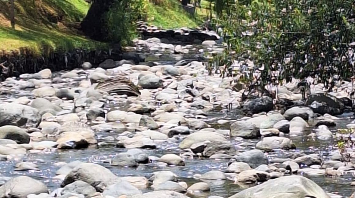 El río Tomebamba, de Cuenca, con un nivel muy bajo de agua, el 11 de octubre de 2023.