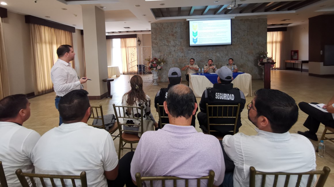 Moradores de vía a la Costa expresaron sus ideas y preocupaciones de seguridad en una reunión con la Policía, este 13 de octubre del 2023.