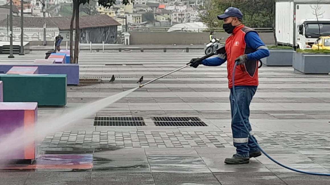 Un funcionario de la Empresa de Aseo de Quito limpia las calles de la ciudad, 8 de octubre de 2023.