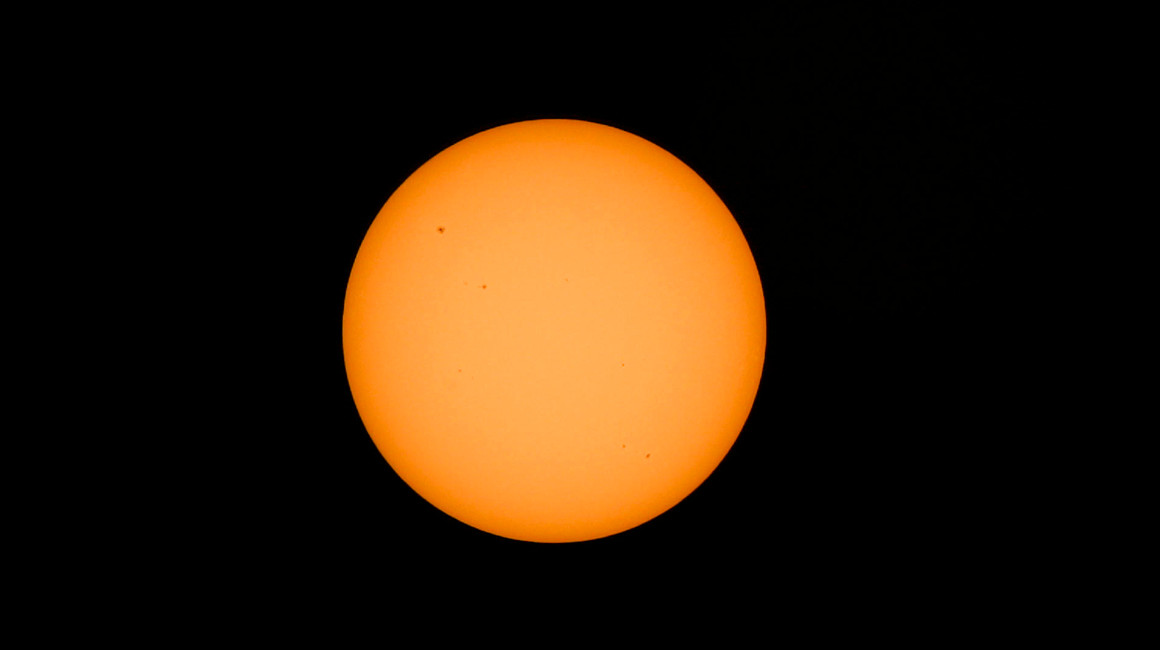 Manchas solares son vistas en la superficie del sol, en vísperas del eclipse solar anular, previsto para el 14 de octubre. 