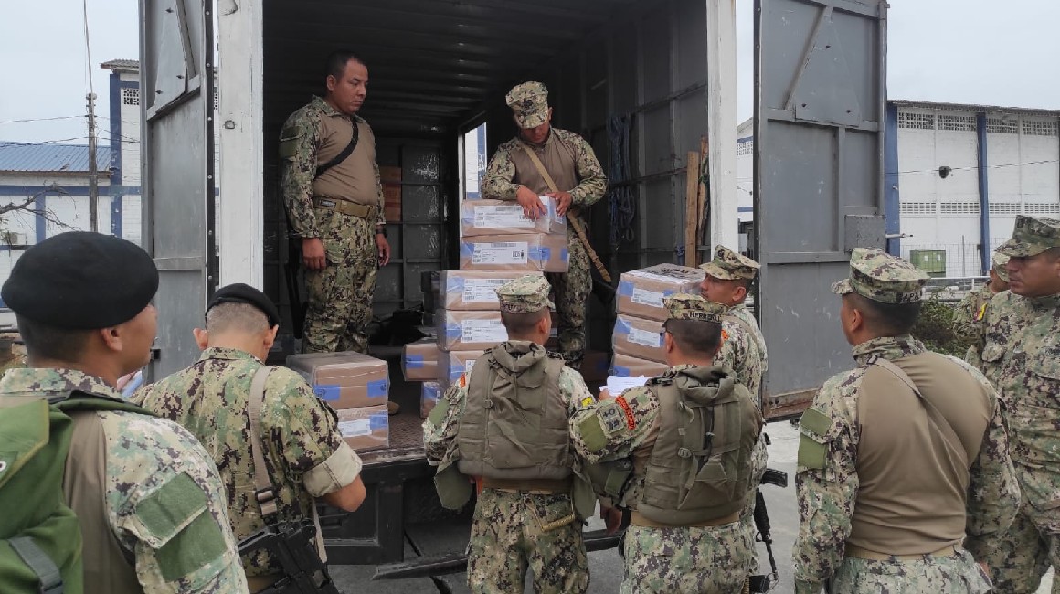 Miembros de las Fuerzas Armadas distribuyen paquetes electorales.
