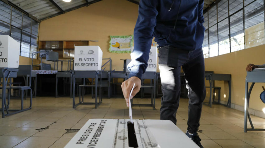 Un ciudadano deposita su voto en la segunda vuelta de las elecciones presidenciales, en Quito, el 15 de octubre de 2023.