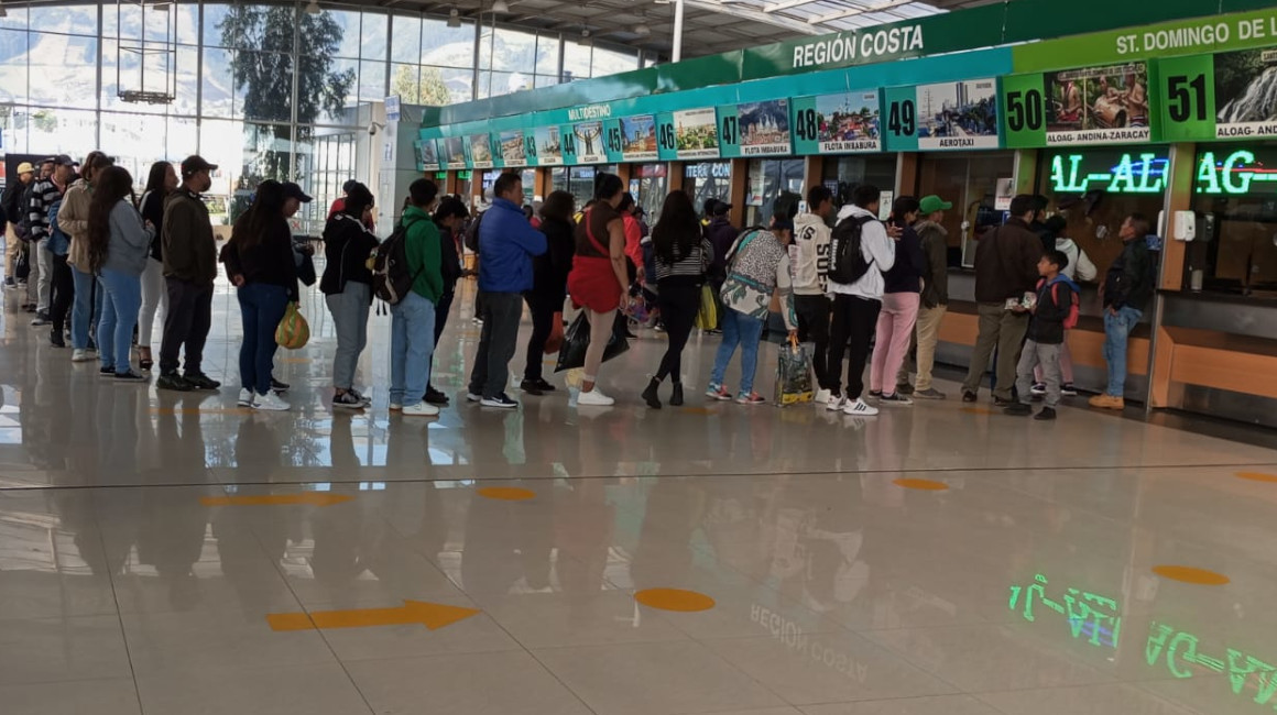 Personas hacen fila para un boleto en la terminal de Quitumbe, en Quito, el 15 de octubre de 2023.