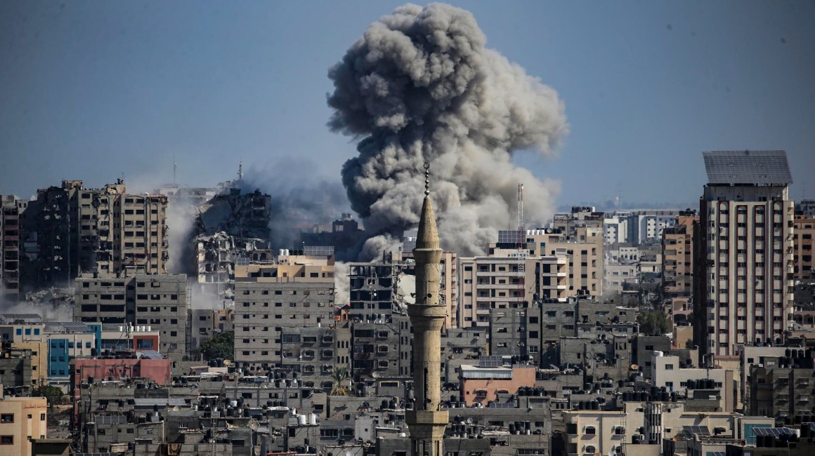 El humo se eleva entre los edificios tras los ataques de Israel a Gaza.