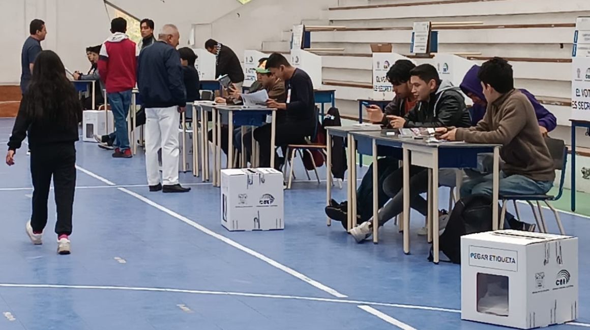 Personas acuden a votar en el recinto del colegio Manuel J. Calle, en el norte de Cuenca, el 15 de octubre de 2023.