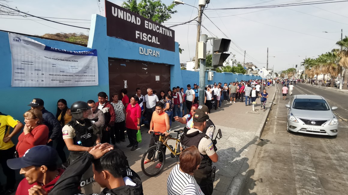 Largas filas para votar, de hasta 1.000 metros de extensión, se registraron durante la mañana en la Unidad Educativa Fiscal Durán, en el sector de la Ferroviaria en Durán (Guayas)