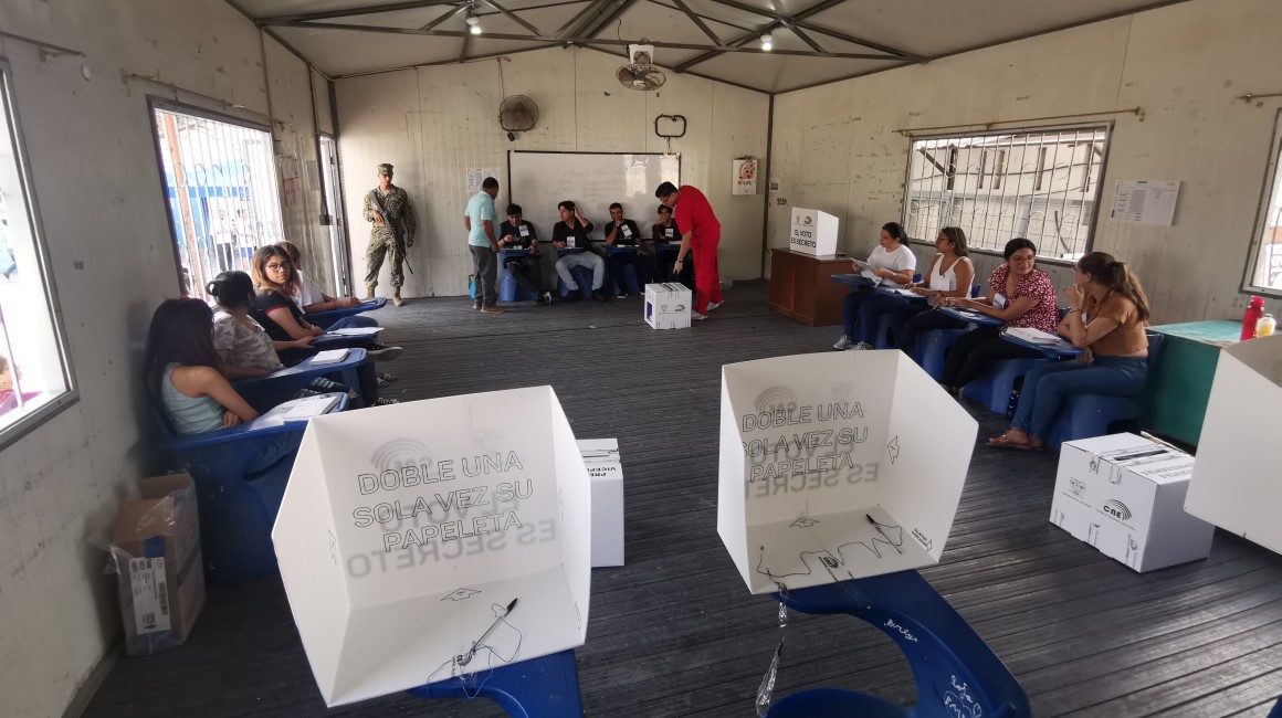 En la escuela Gonzalo Benítez de El Recreo, en Durán, se instalaron hasta tres juntas en una sola aula pues el plantel está en construcción. 