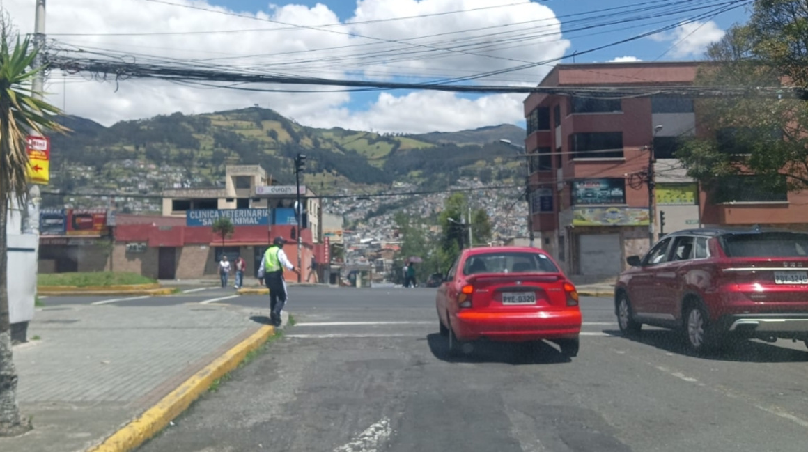 Un agente de tránsito en una de las calles del norte de Quito, el 15 de octubre de 2023.