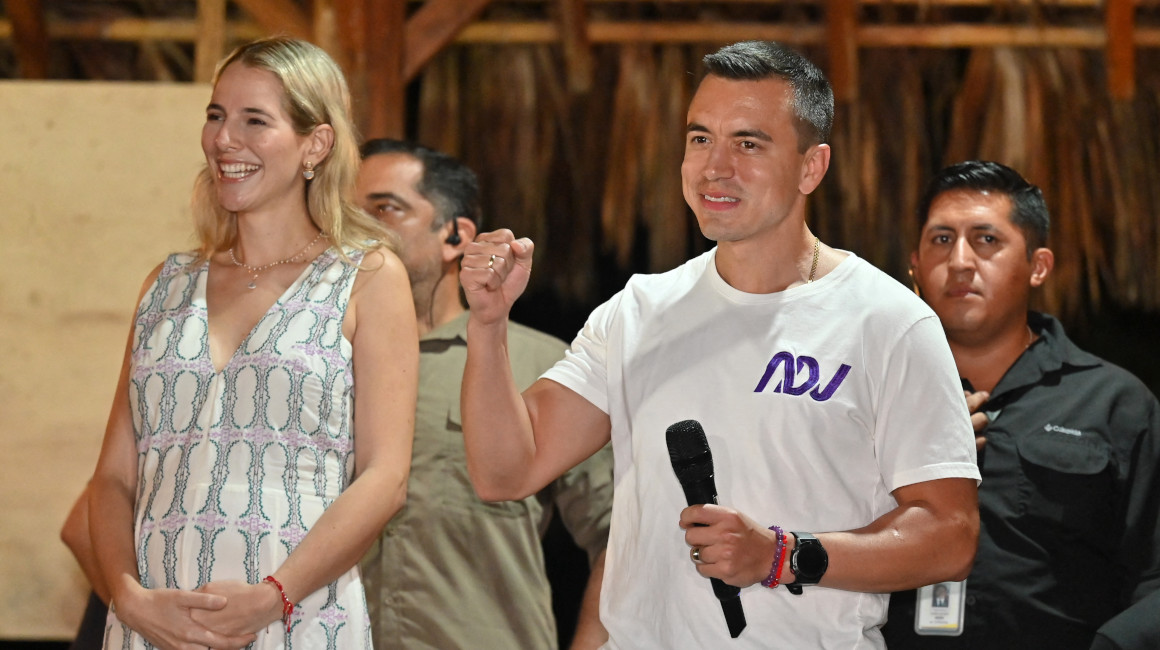 El presidente electo, Daniel Noboa, tras conocer los resultados del CNE, junto a su esposa, Lavinia Valbonesi, Olón, 15 de octubre de 2023.