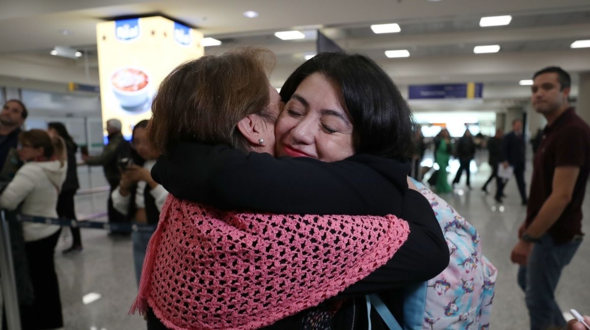 Una ecuatoriana que llegó de Israel se reencuentra con su pariente en el aeropuerto de Quito, el lunes 16 de octubre de 2023.