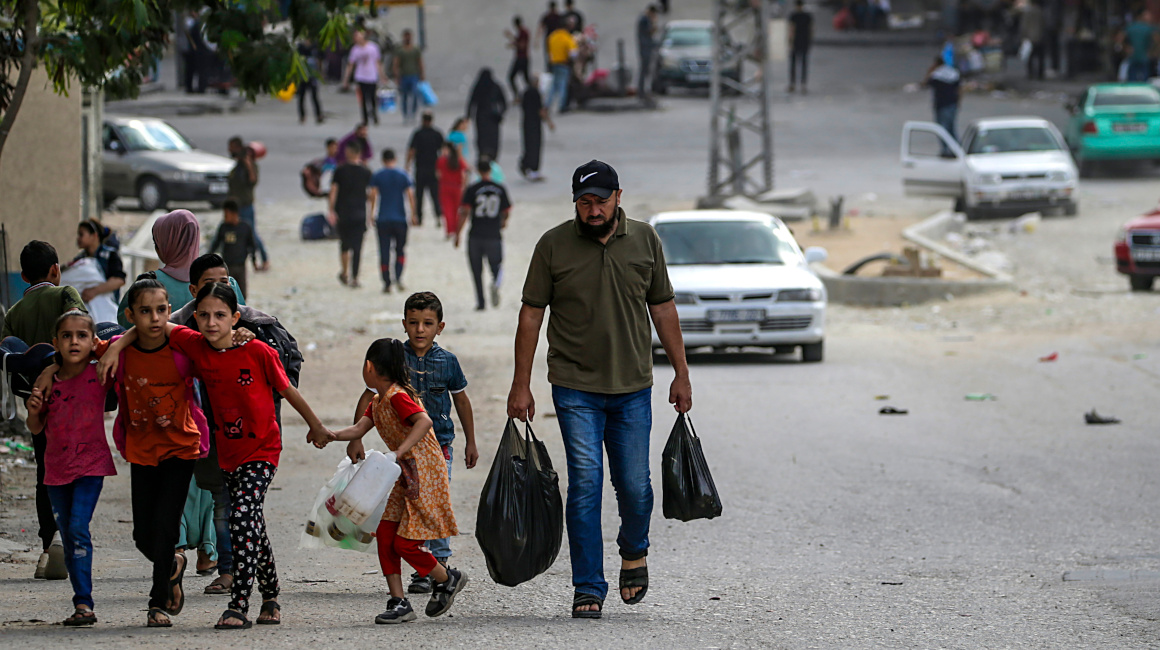 Un padre palestino y sus hijos caminan en el este de la Franja de Gaza, el 16 de octubre de 2023.