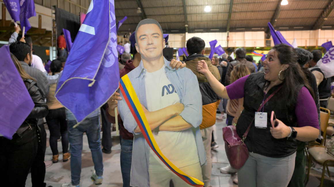 Los simpatizantes de Daniel Noboa celebran el triunfo electoral en Quito, el 15 de octubre de 2023.
