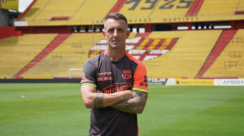 Damián Díaz, gran referente de Barcelona SC, posa en el césped del estadio Banco Pichincha.