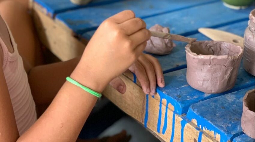 Los talleres de cerámica son para niños y adultos. 