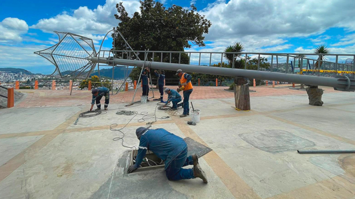 Trabajadores del Municipio de Quito empiezan a armar el pesebre gigante en El Panecillo, el 16 de octubre de 2023.