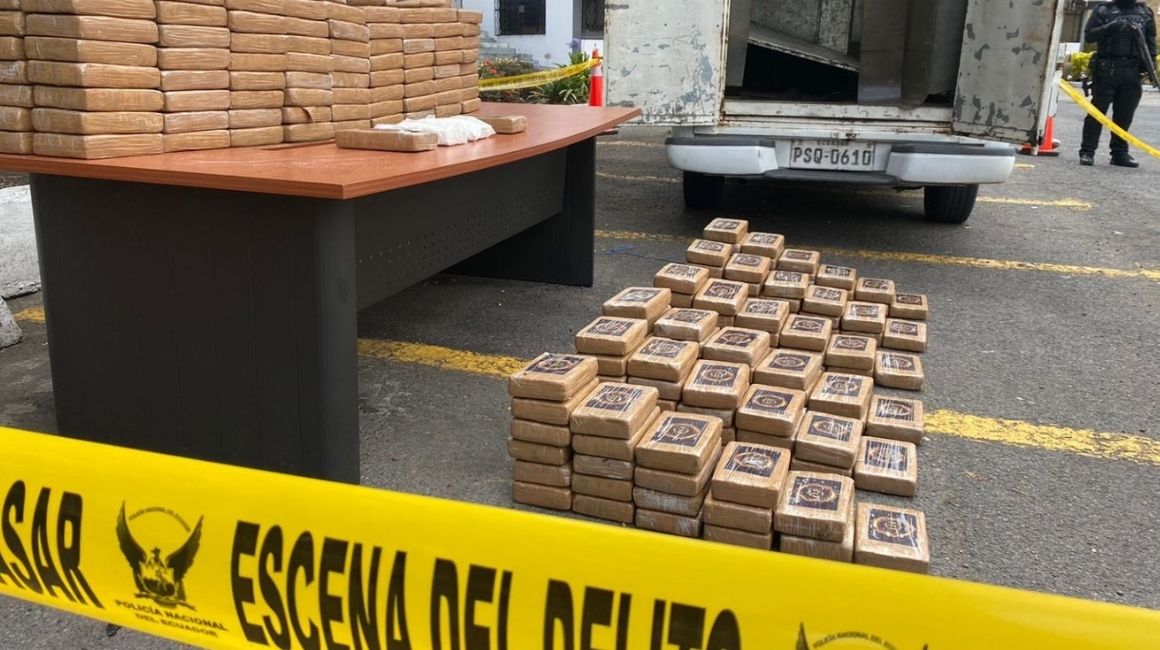 Bloques de cocaína hallados en una camioneta en Ambato, el 15 de octubre de 2023.