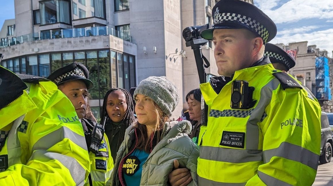 La activista Greta Thunberg es detenida por la Policía en una protesta en Londres, el 17 de octubre de 2023.