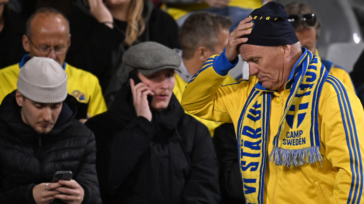 Hinchas de Suecia luego de la suspensión del partido ante Bélgica por atentado, el 16 de octubre de 2023.