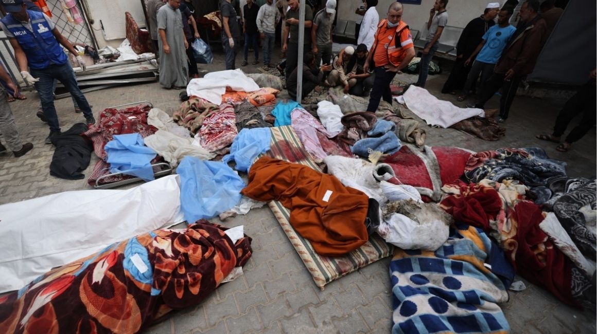 Las víctimas palestinas cubiertas con mantas están tendidas en el suelo de un hospital tras un ataque aéreo israelí en Rafah, en el sur de la Franja de Gaza, el 17 de octubre de 2023.