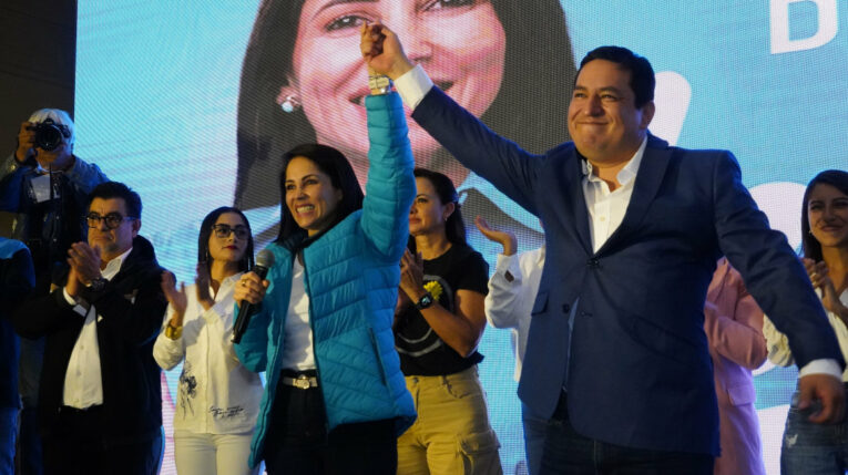 Los candidatos del correísmo, Luisa González y Andrés Arauz, aceptaron la derrota electoral el 15 de octubre de 2023, en Quito.