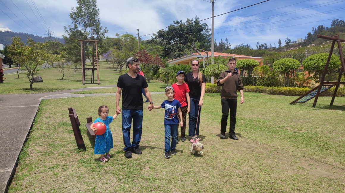 Juan Carlos Serrano y su familia en un parque de Quito, el 17 de octubre de 2023.
