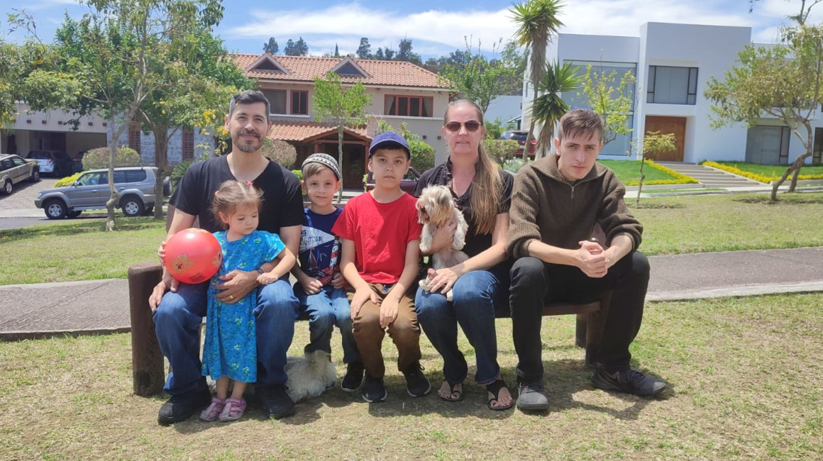 Juan Carlos Serrano junto a su esposa y sus hijos en Quito, el 17 de octubre de 2023.